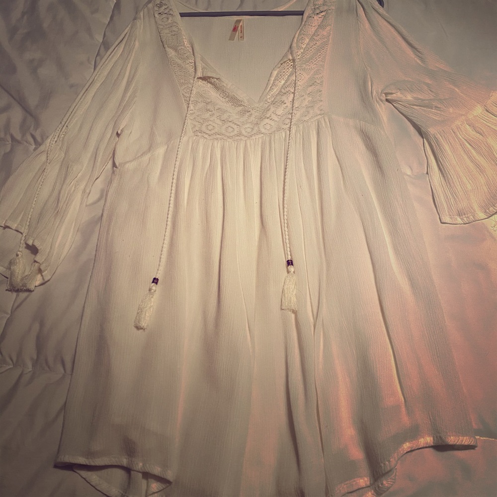 Cream/white flow dress.
